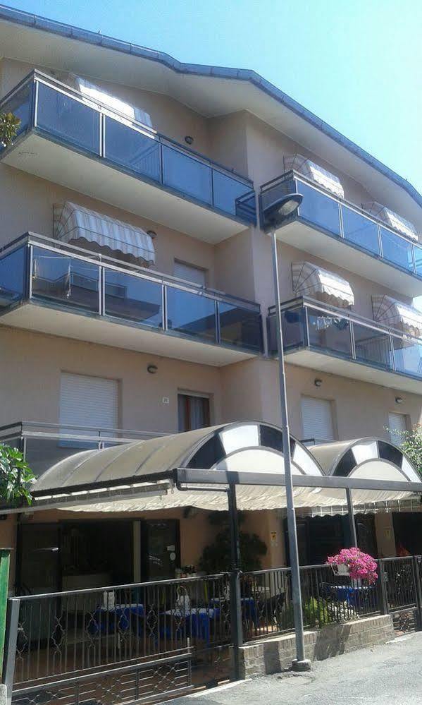 Hotel Gialpina Viserba Di Rimini Экстерьер фото