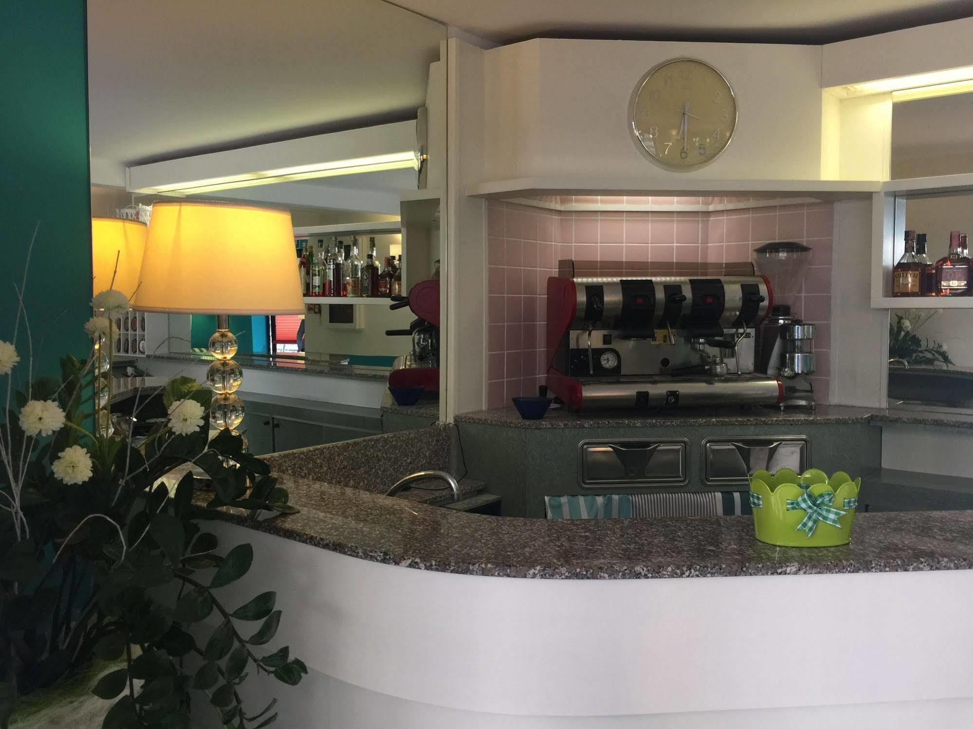 Hotel Gialpina Viserba Di Rimini Экстерьер фото