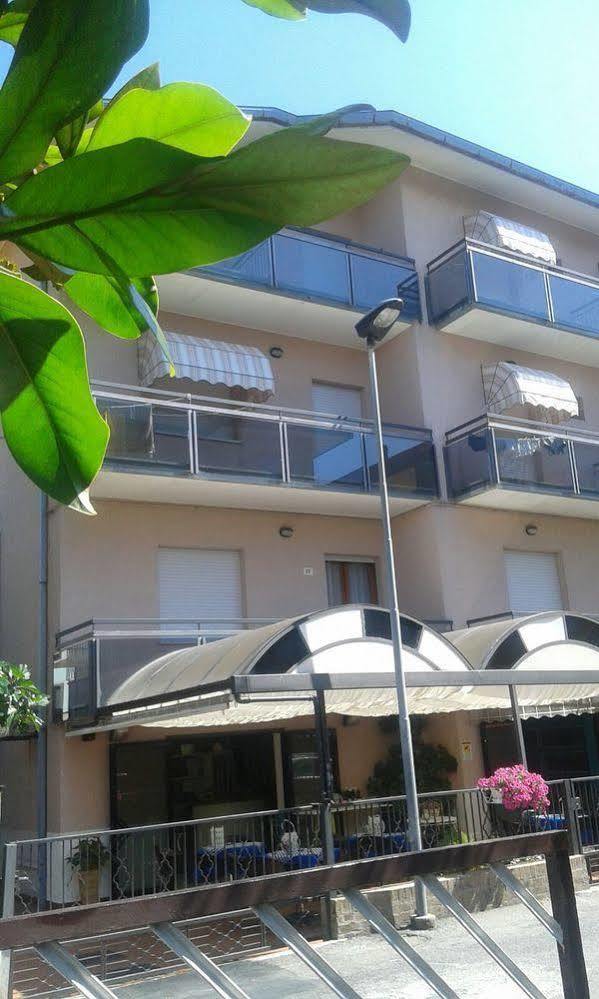 Hotel Gialpina Viserba Di Rimini Экстерьер фото